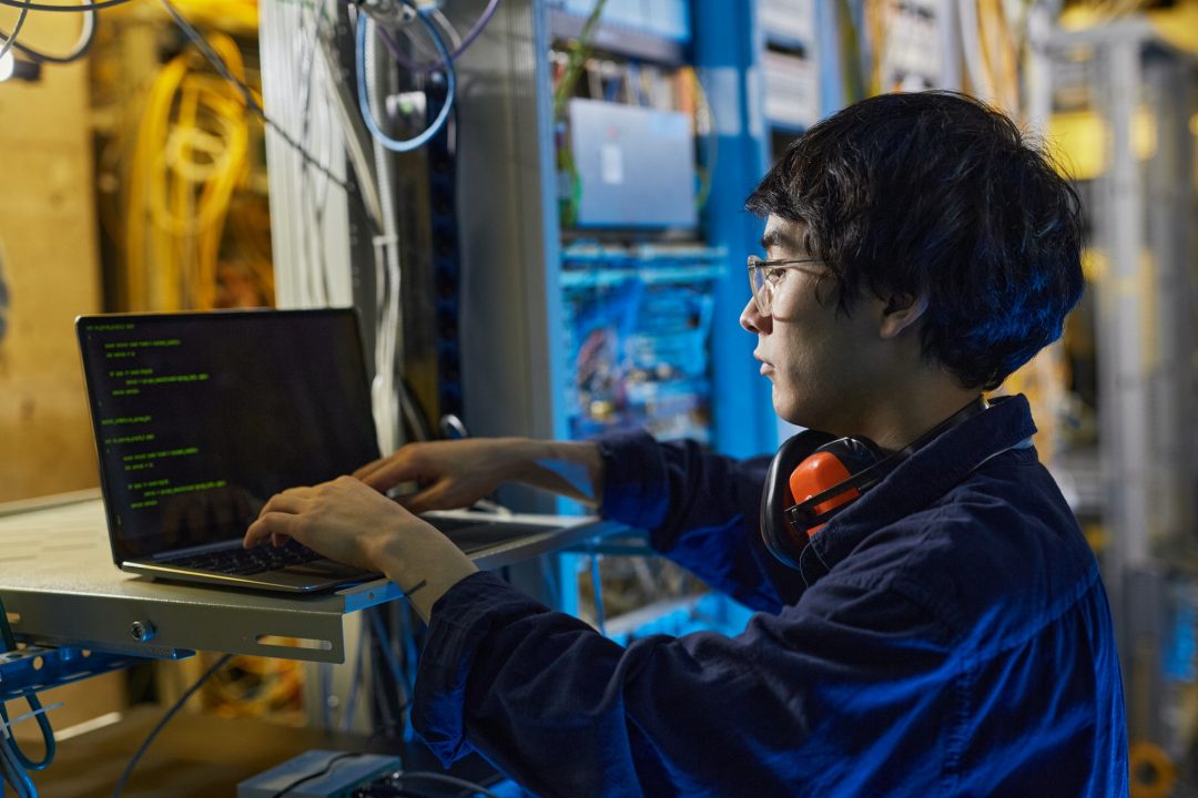 hombre joven programando